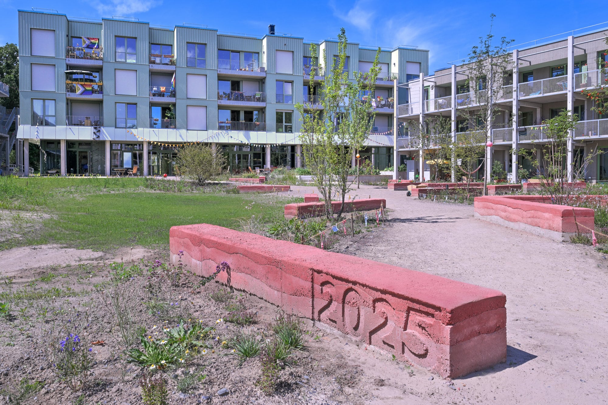 W1OXF-Stampfbetonelement-im-Innenhof