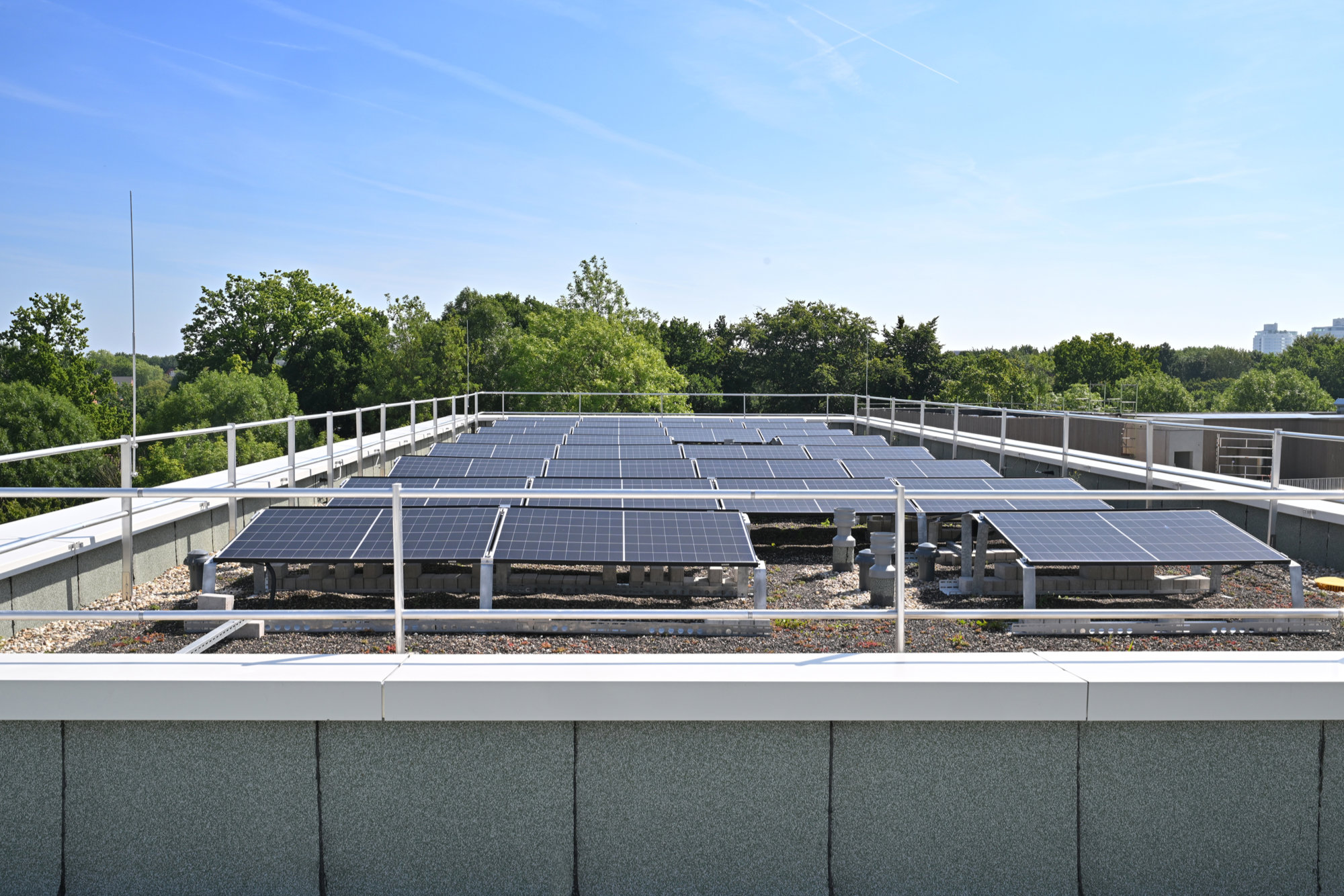 W1OXF-ein-Teil-der-Solaranlage-auf-dem-Dach
